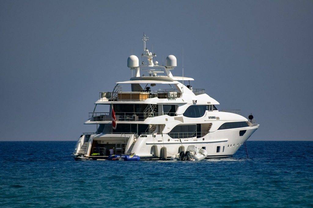 https://cdn.pixabay.com/photo/2020/08/15/07/54/yacht-5489860_960_720.jpg